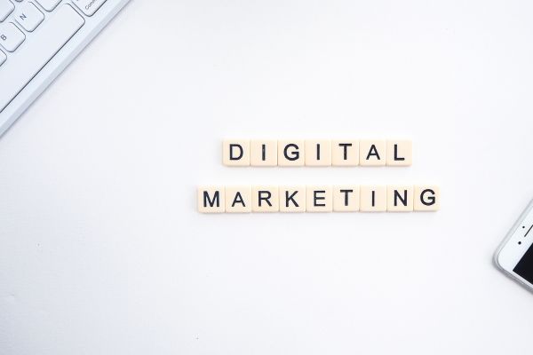 Palavras 'Digital Marketing' em letras. Estratégias, análise de dados e publicidade online. Impulsione seu negócio com marketing digital!